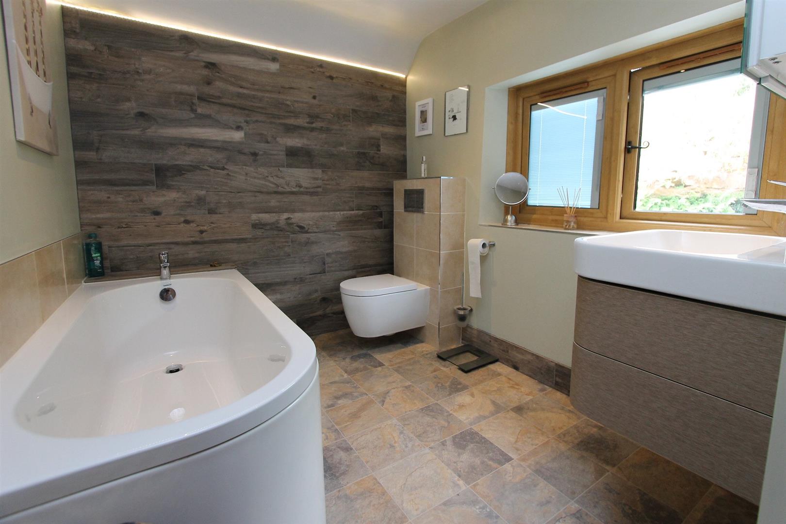 4 bed property in Queens Hill, Stourbridge